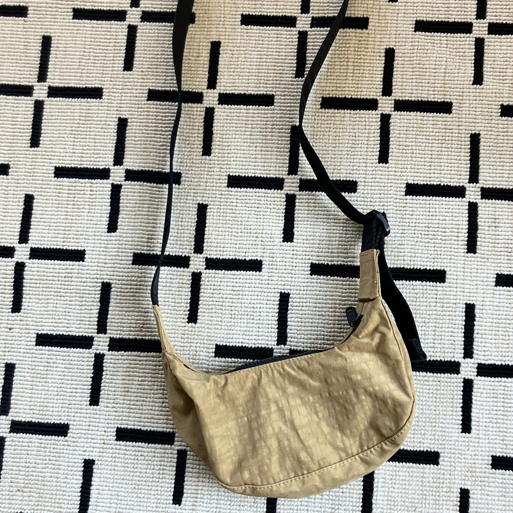Baggu mini crescent in camel.